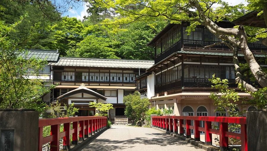 優美で風格のある空間が広がる現存する日本最古の木造湯宿建築「積善館」
