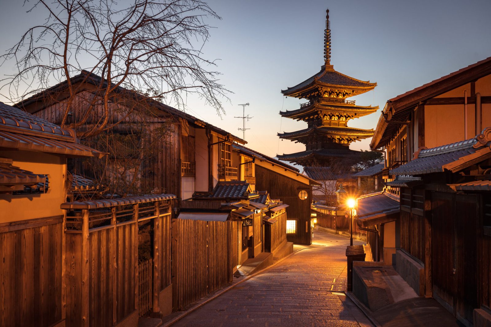 夕暮れ時の八坂の塔