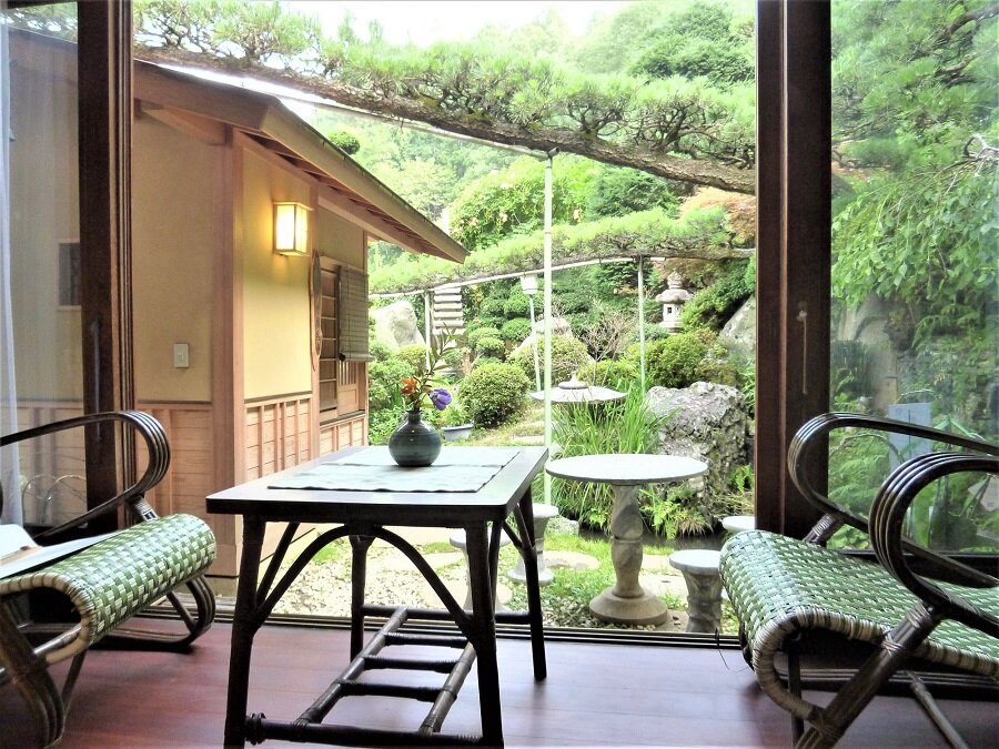 大月ロハス村雲水舎の縁側とお庭