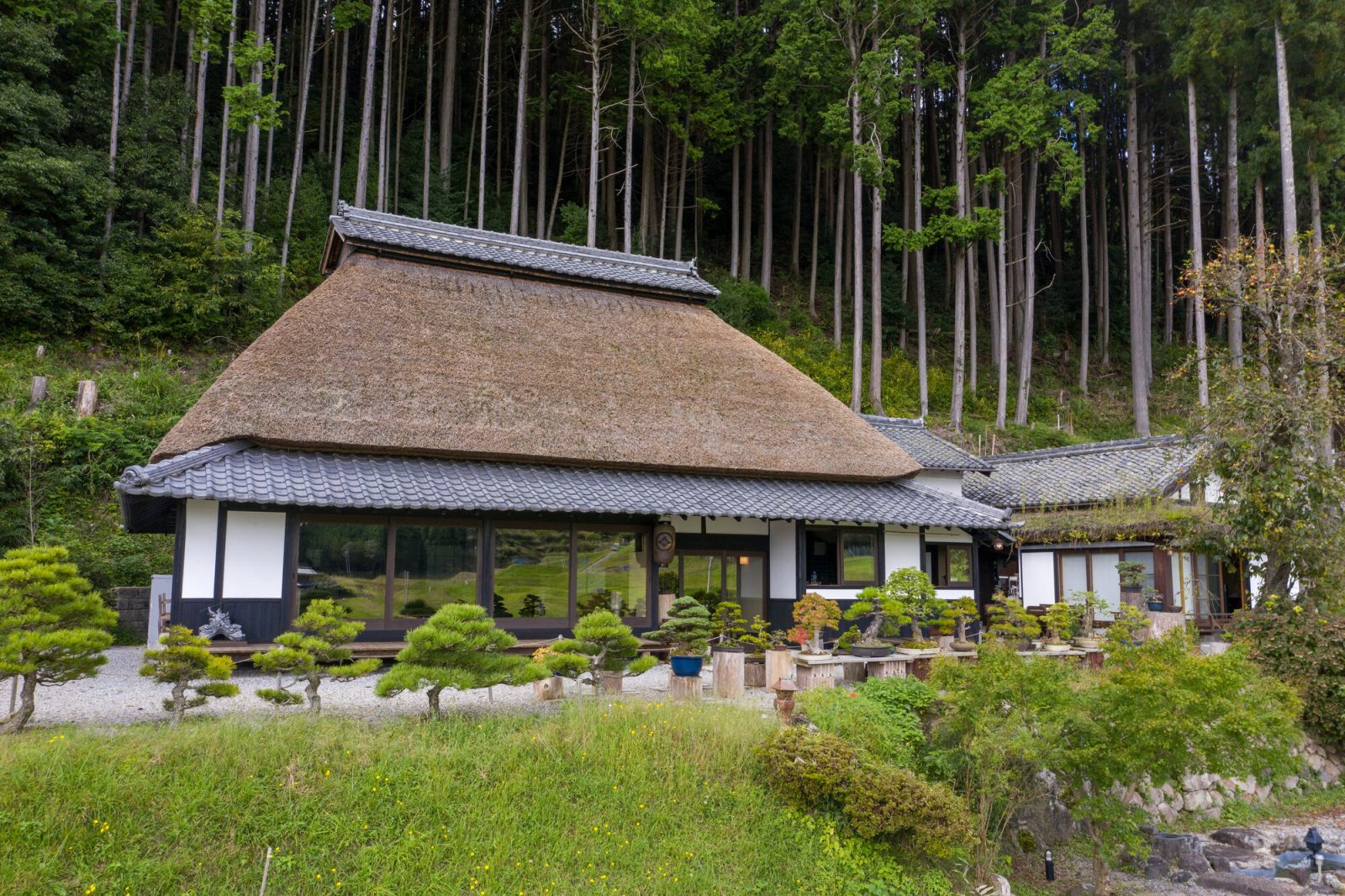 200年前の茅葺家屋を修復した癒しの空間で伝統美を満喫