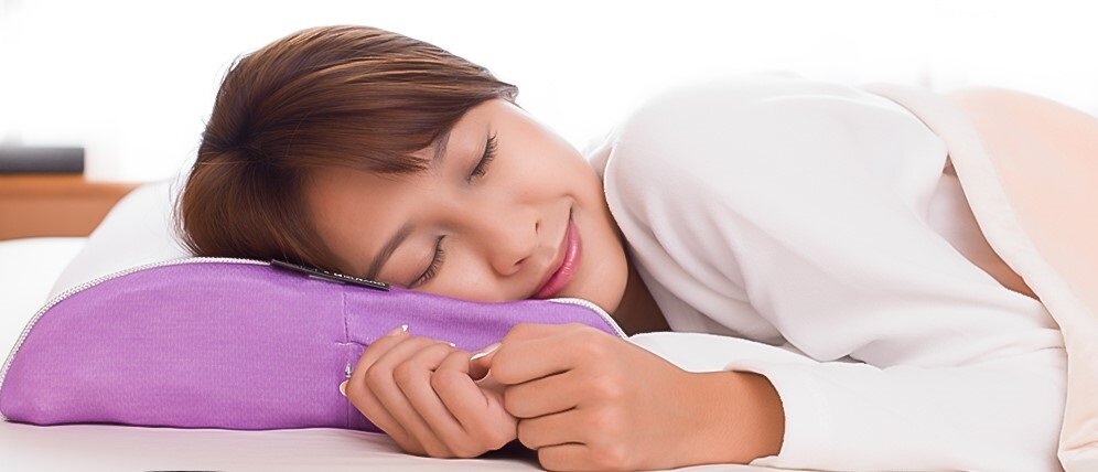 スリープマージピローで眠る女性