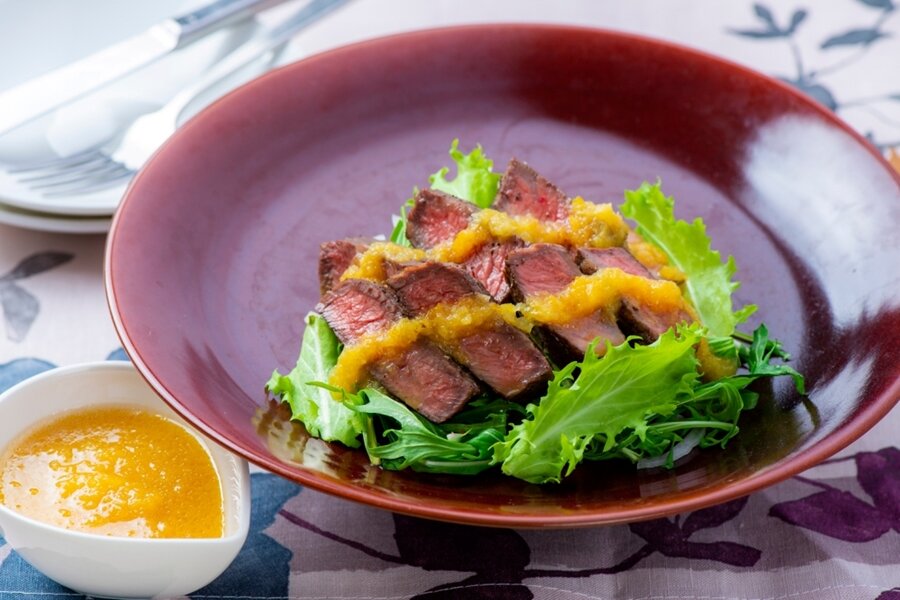 くじゅうおんせんパプリカドレッシングをかけた肉料理