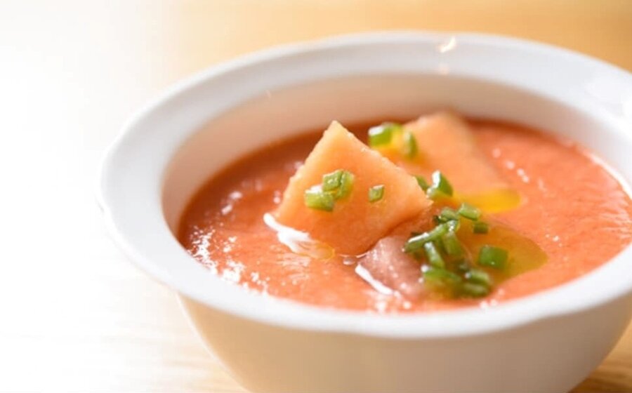 トマトの旨味をギュッと凝縮！透明なトマトスープと野菜たっぷりガスパチョ