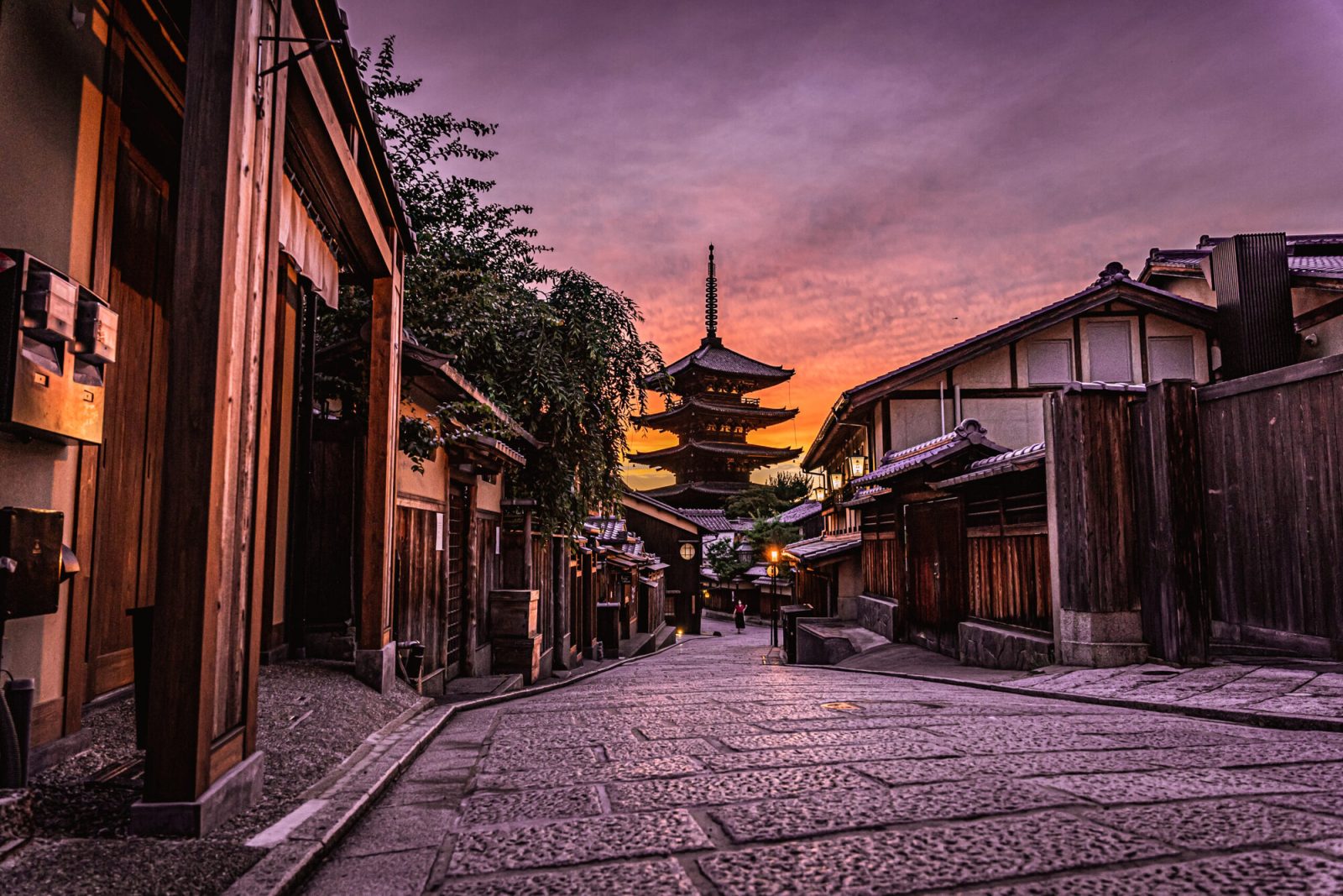 夕暮れ時の三年坂と八坂の塔