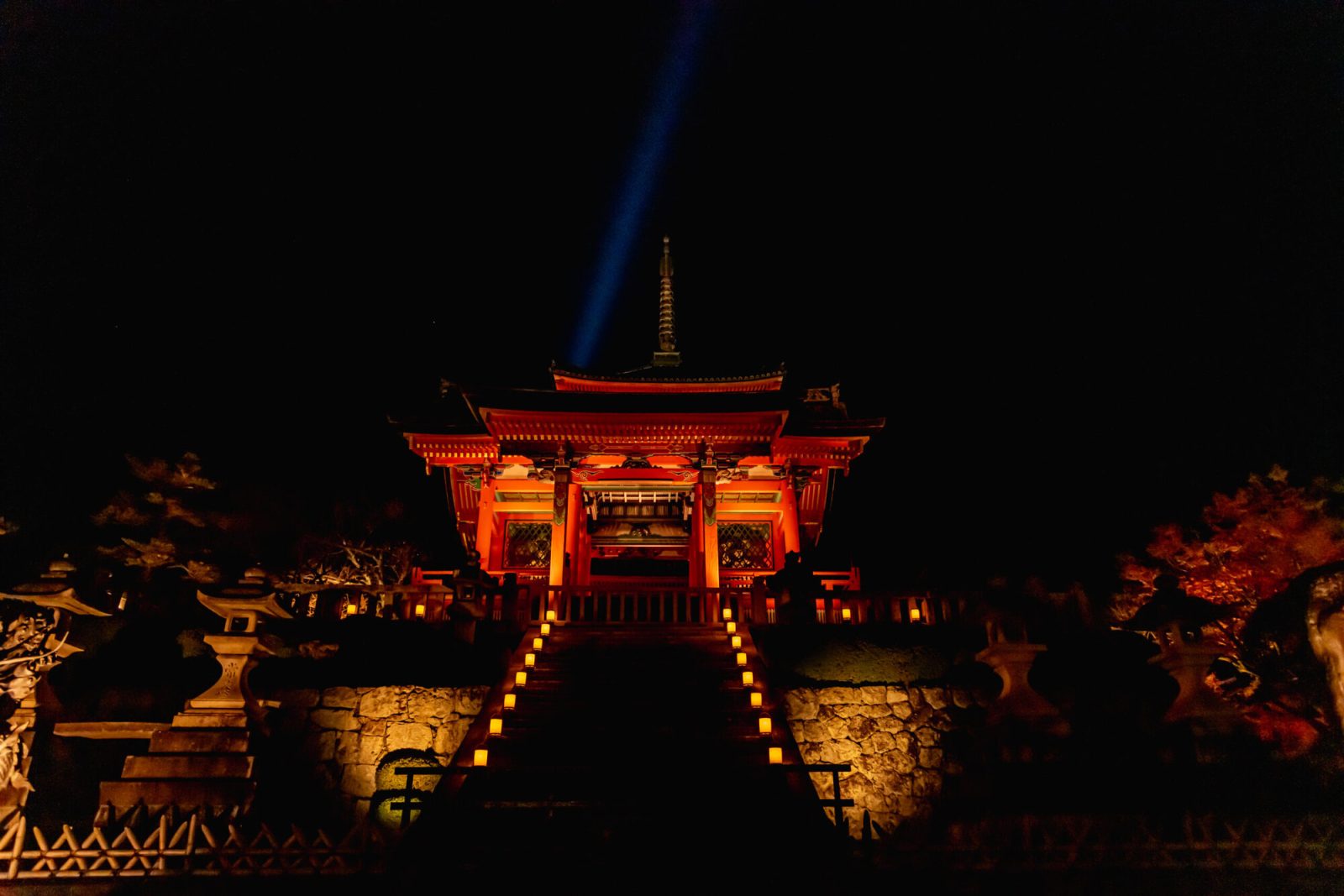 夜のライトアップされた清水寺
