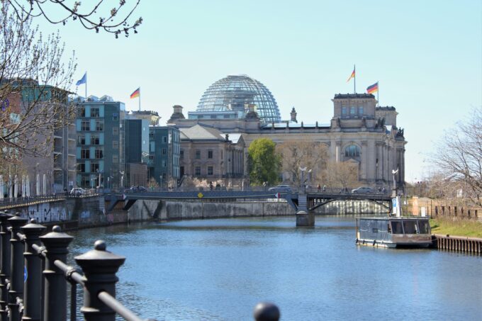 ドイツの国会議事堂とシュプレー川