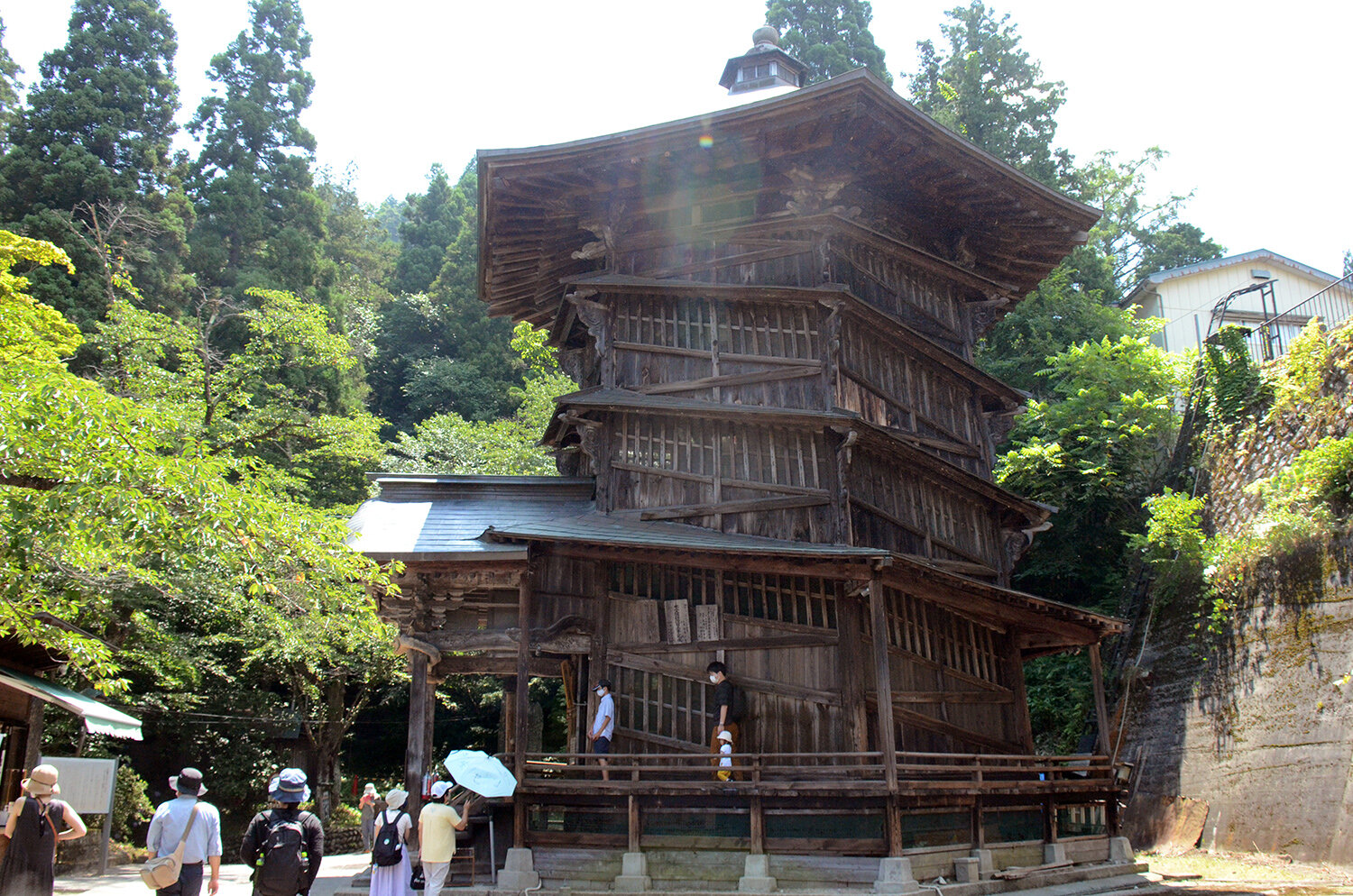 六角三層式の外観をした会津さざえ堂