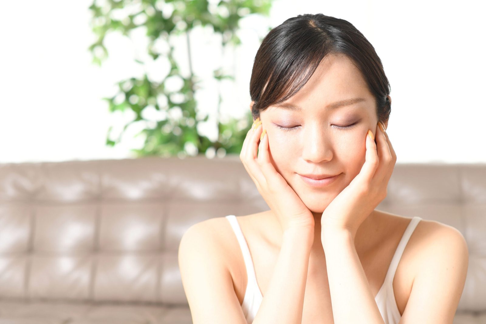 スキンケアする女性