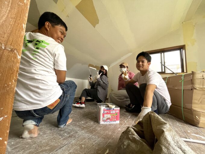 ASEAN HOUSEのDIYの様子
