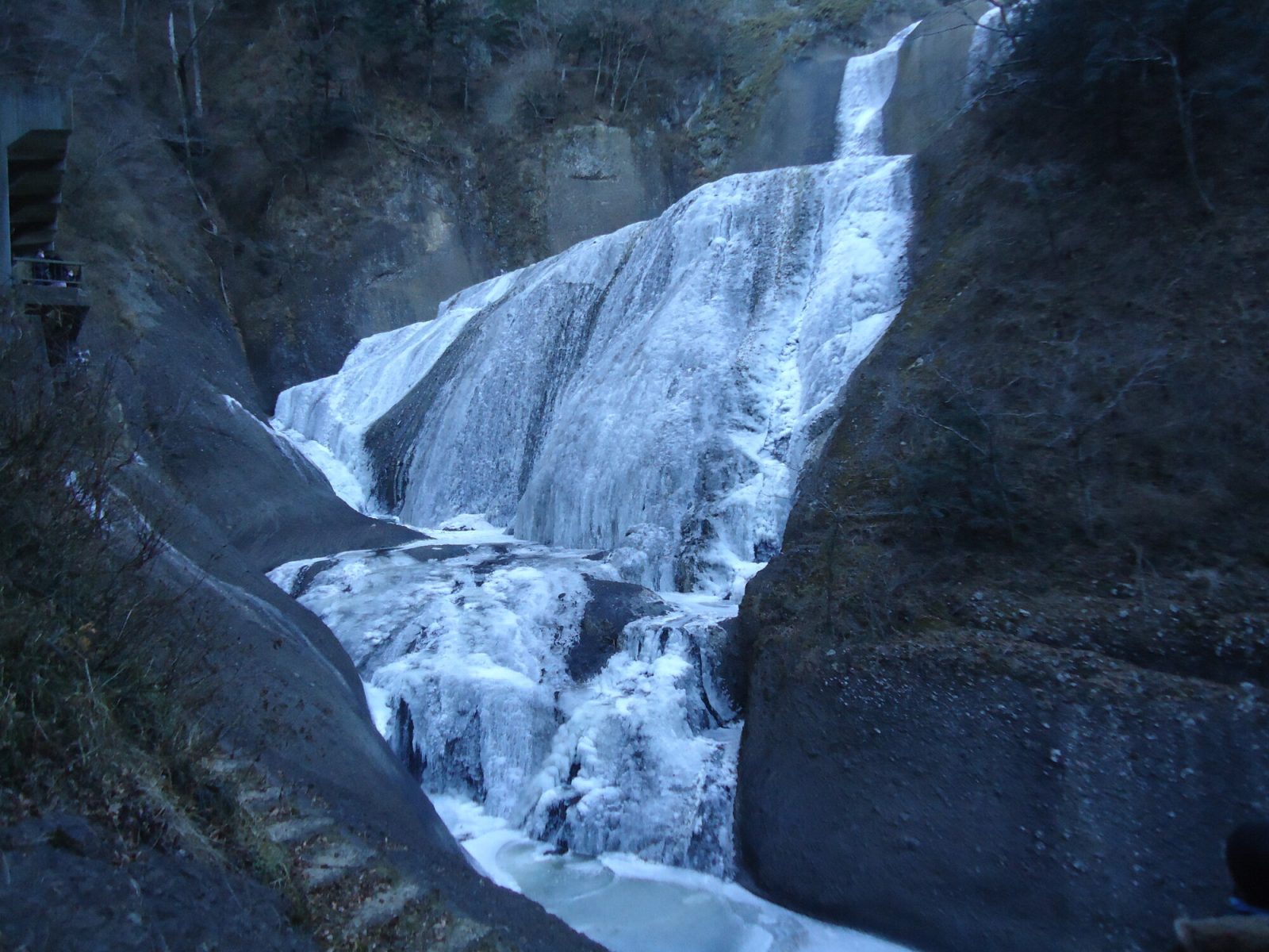 厳冬がもたらす荘厳な風景袋田の滝の氷瀑を見に行きませんか