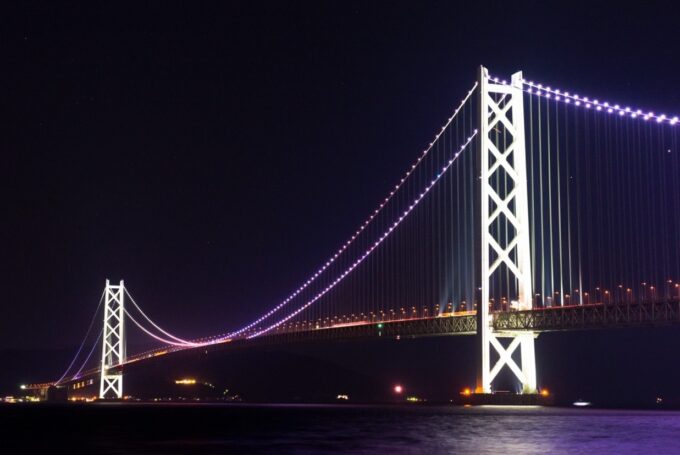 ライトアップされた明石海峡大橋