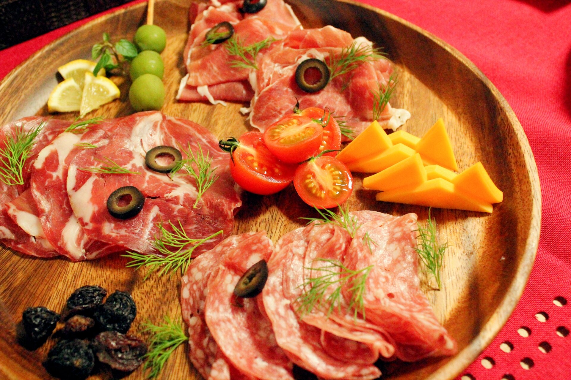 スペインで最高の生ハムを楽しんでみる？絶品切りたての味！