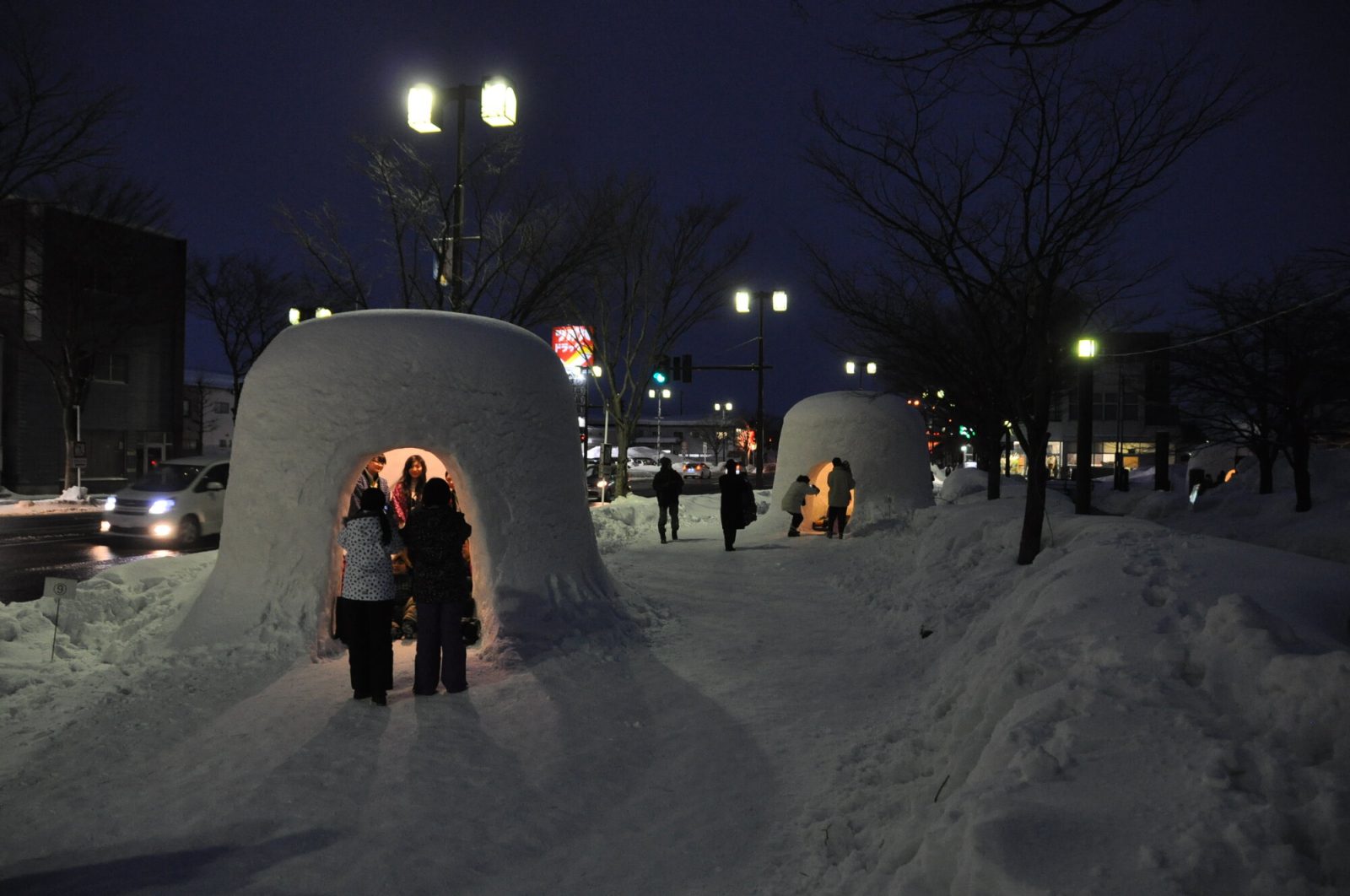 秋田県横手市役所前のかまくら