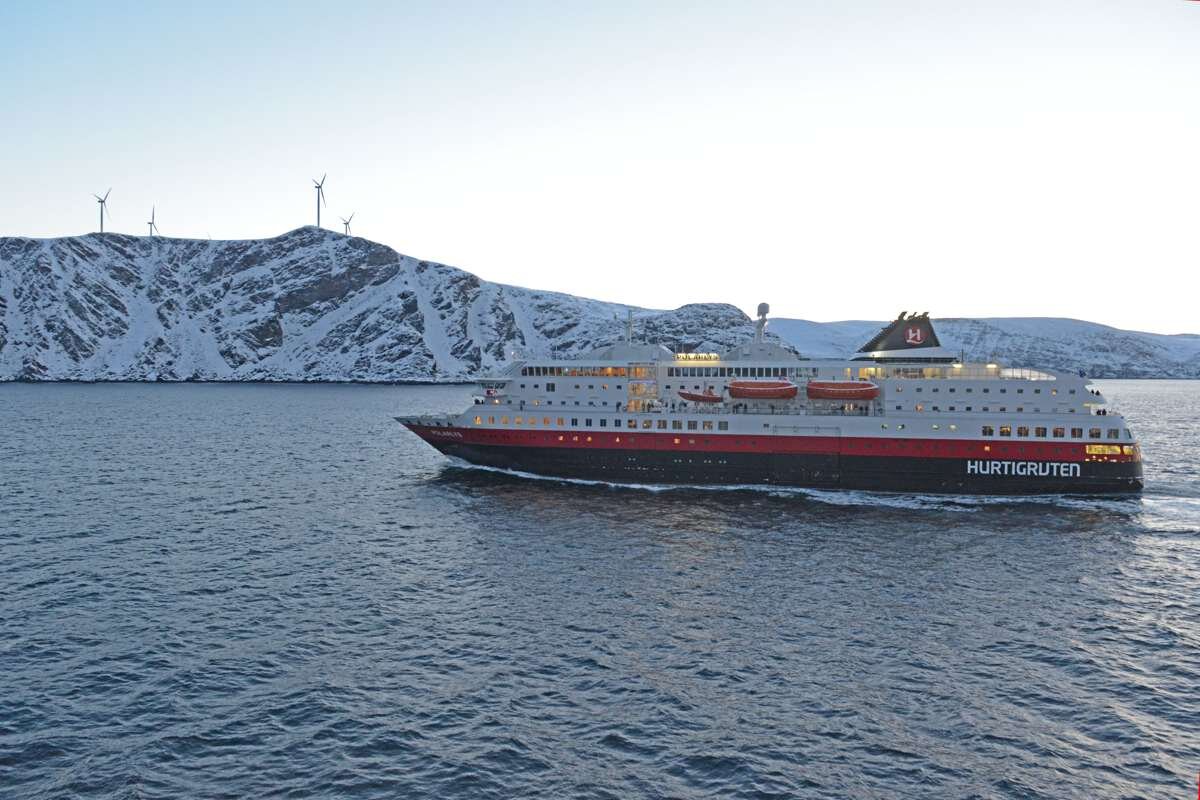 ノルウェーの西岸を南北に航行する観光船「フッティルーテン」