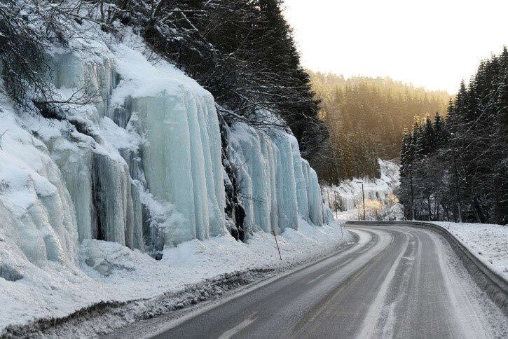 ノルウェーで出合った氷結した滝