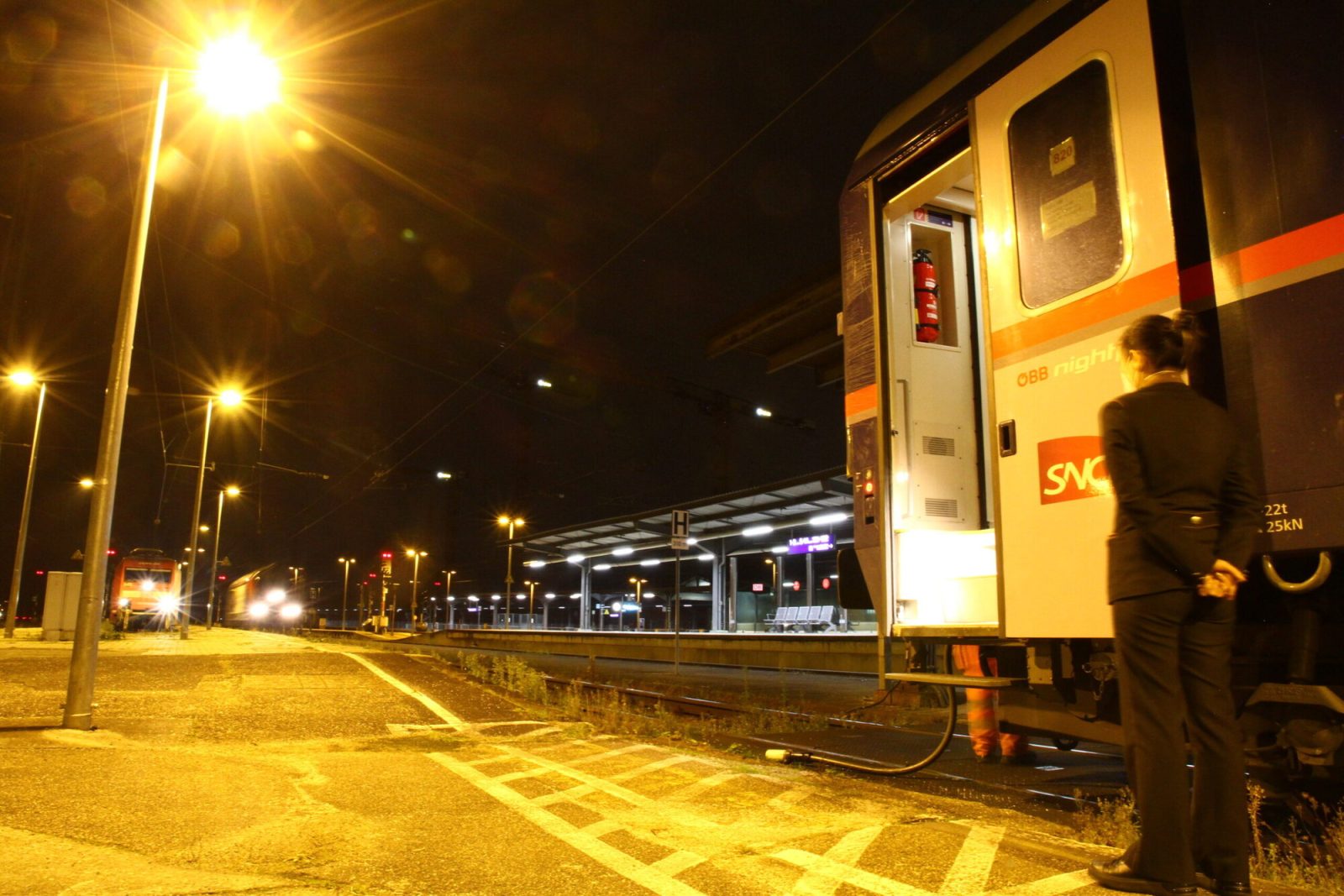 夜のカールスルーエ駅に止まる国際夜行列車ナイトジェット