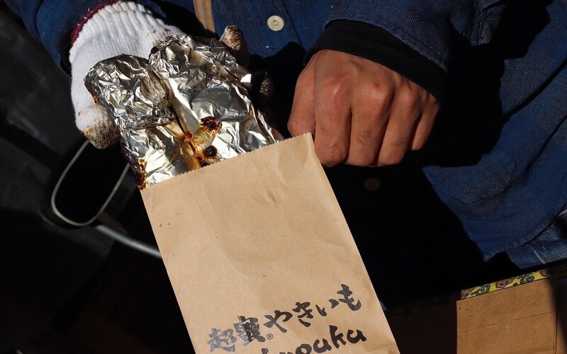 やきいもを包んでいるところ