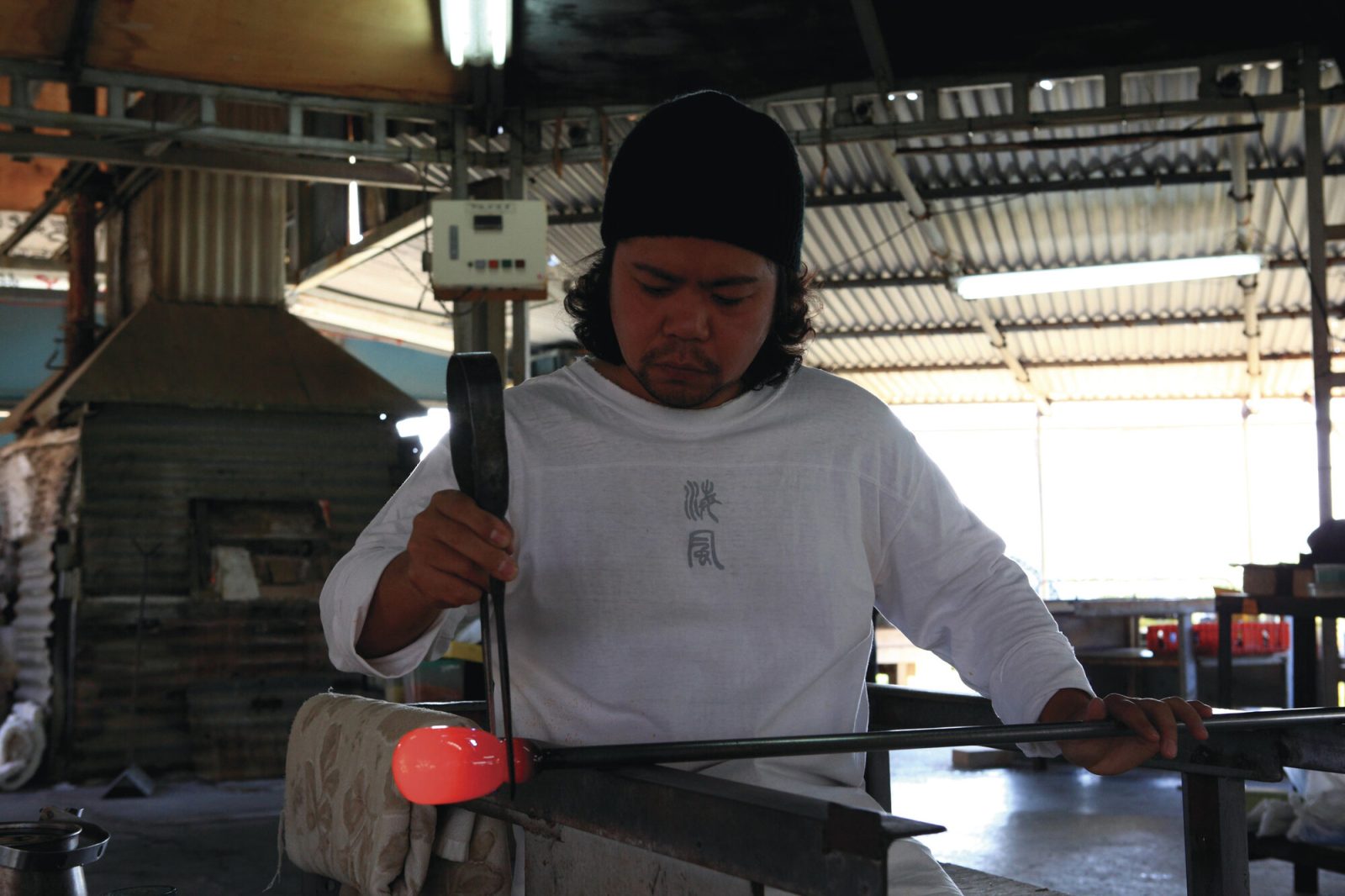 琉球ガラスを製作している様子