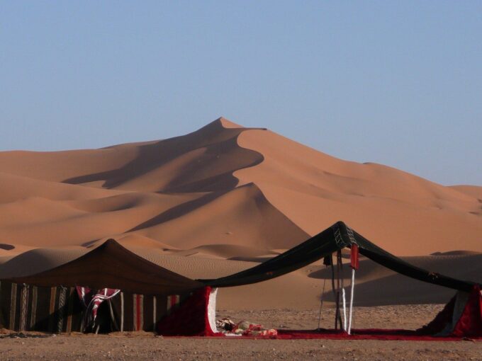 サハラ砂漠に設営されたキャンプ地