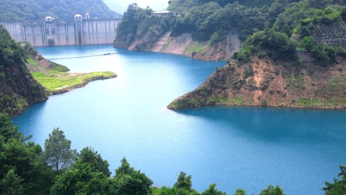 四万温泉にある奥四万湖