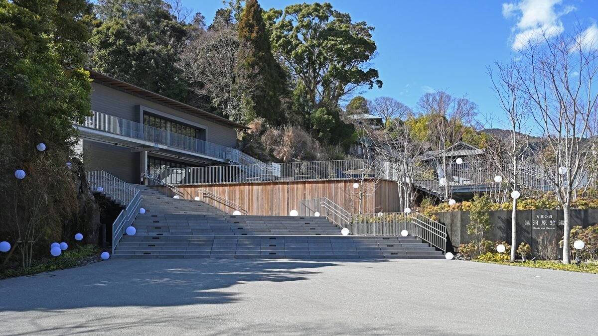 万葉公園入口にある玄関テラス