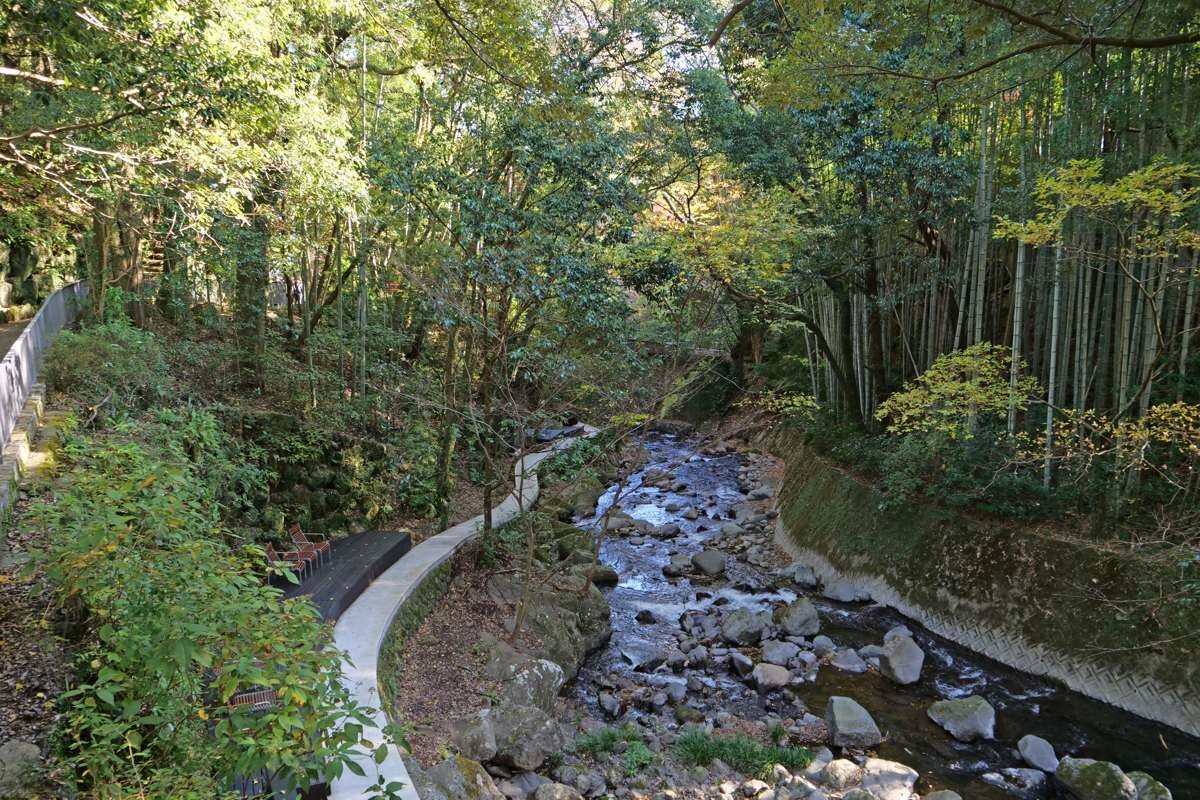 惣湯テラスに向かう遊歩道