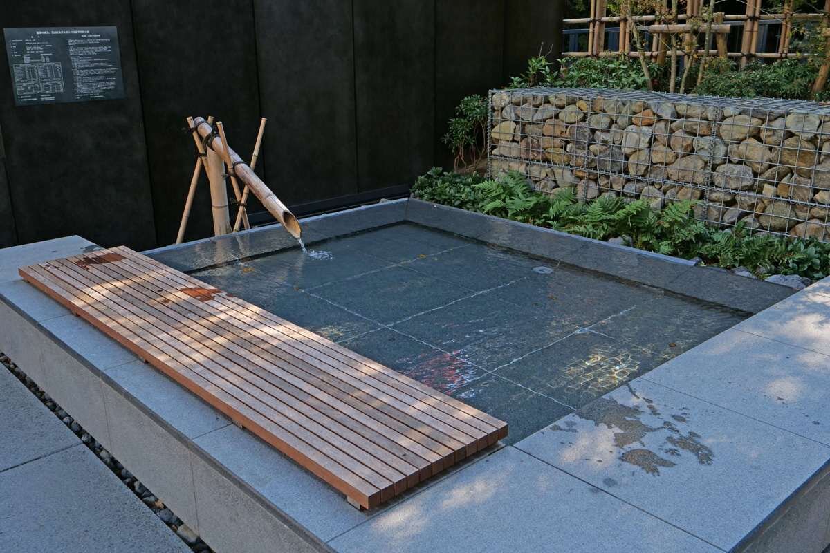 玄関テラスの足湯