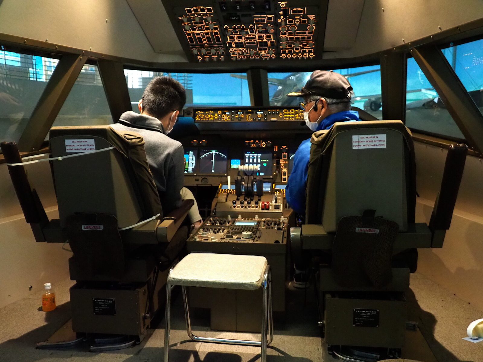 航空博物館のボーイング747-400大型可動模型のコックピット