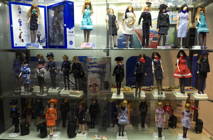 航空科学博物館にあるさまざまな航空会社の制服を着た人形たち