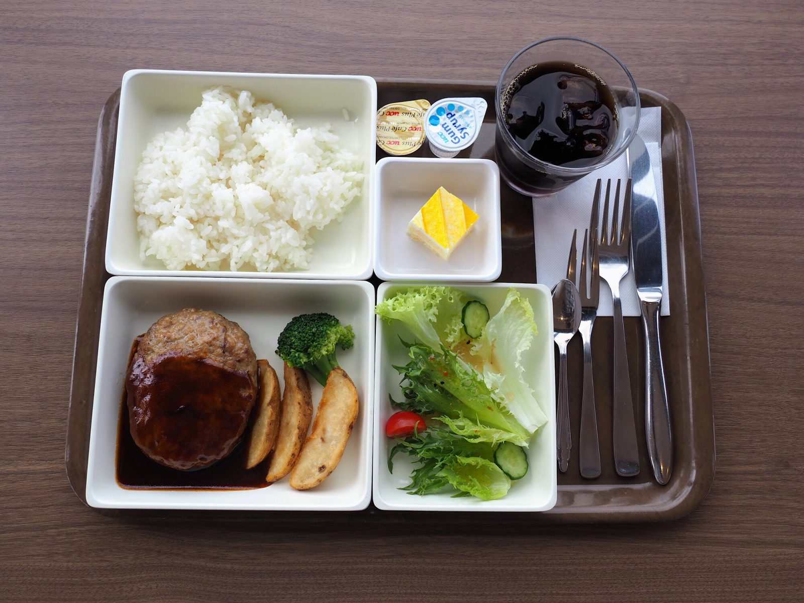 航空博物館の展望レストラン パノラマテラス「バルーン」の機内食風ランチ