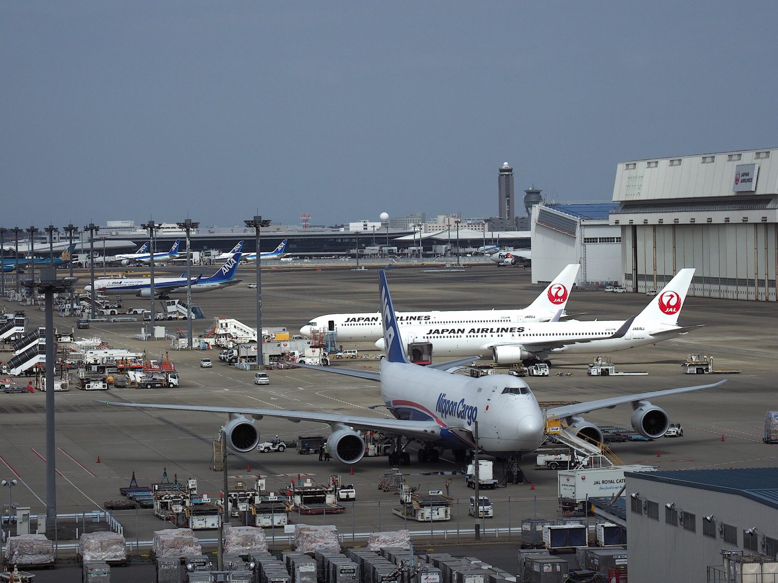 航空博物館から見える成田空港と飛行機