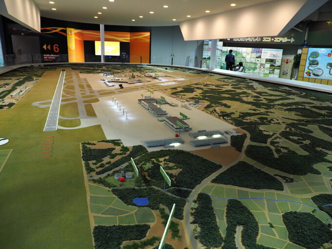 1/800サイズで作られた成田空港とその周辺のジオラマ