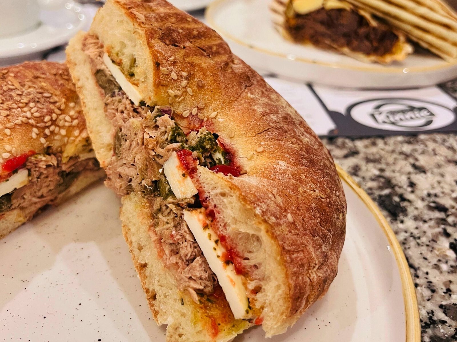 マルタのパン「フッティーラ」のサンドイッチ