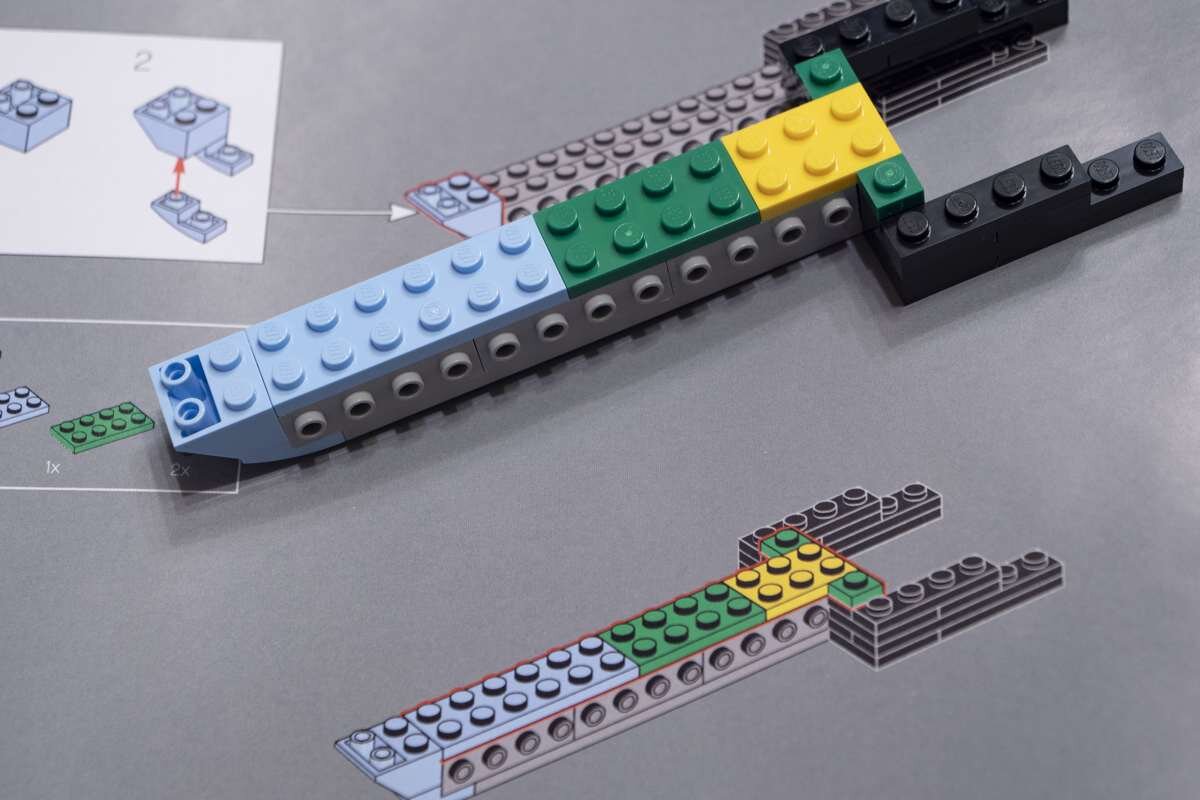 組み立て途中のレゴブロック