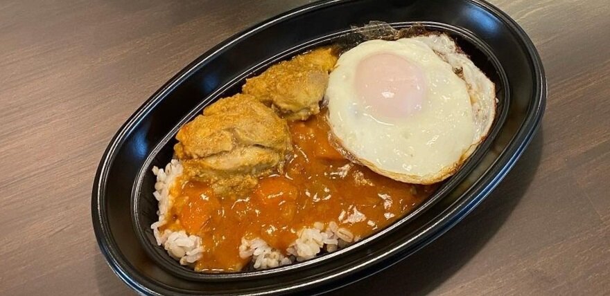 山梨県富士吉田市にある「ここカフェ」で提供されるカレーライス