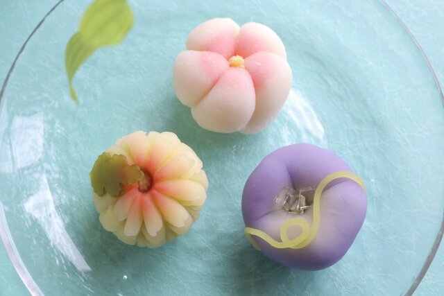 日本の伝統菓子京菓子を老舗店にて手作り体験