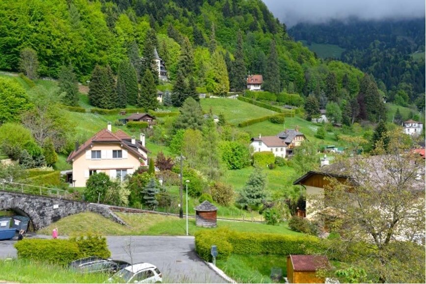 スイスのレザヴァンのハイキングルートに見られる町並み