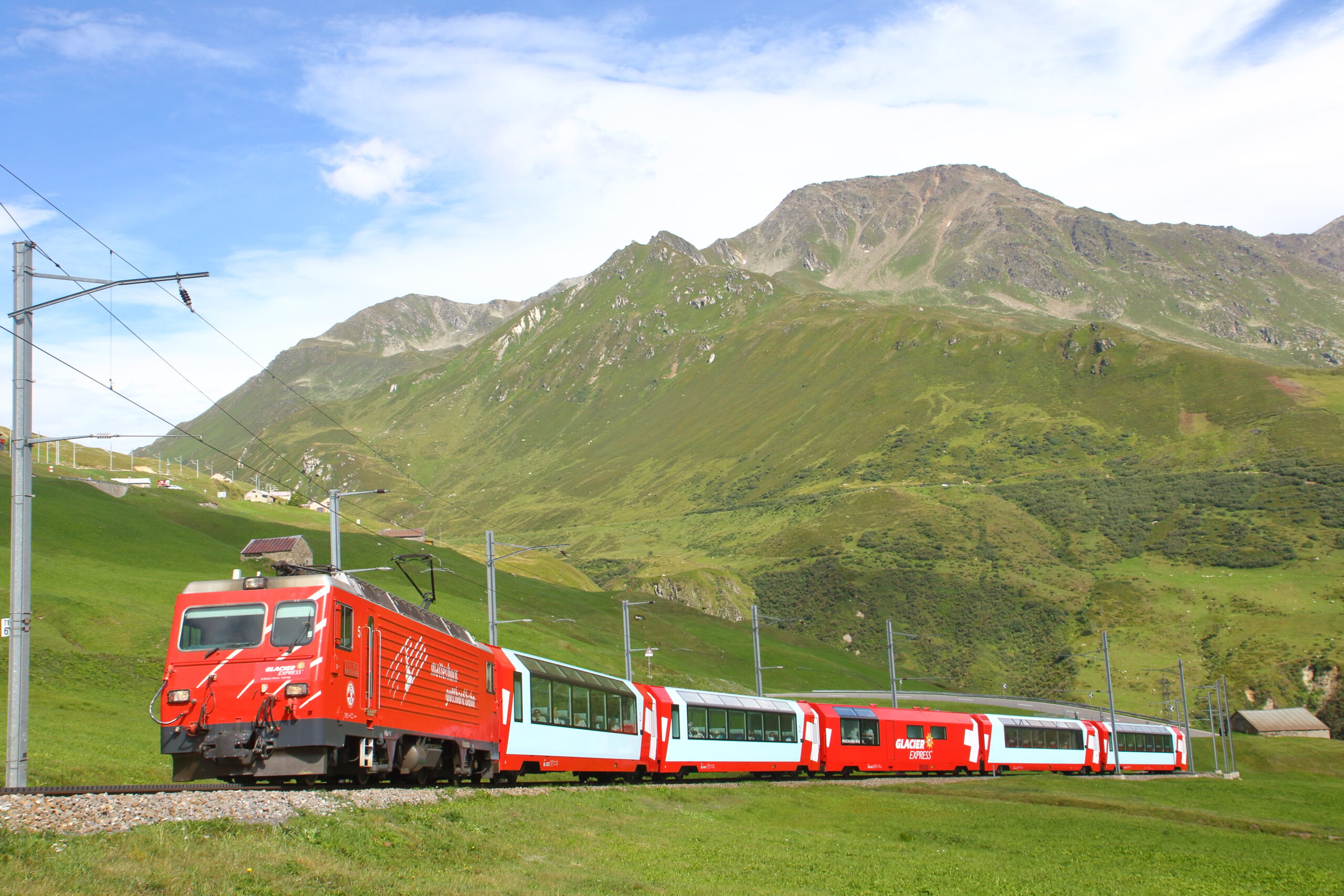 美しい自然の中を走るスイスの観光列車5選