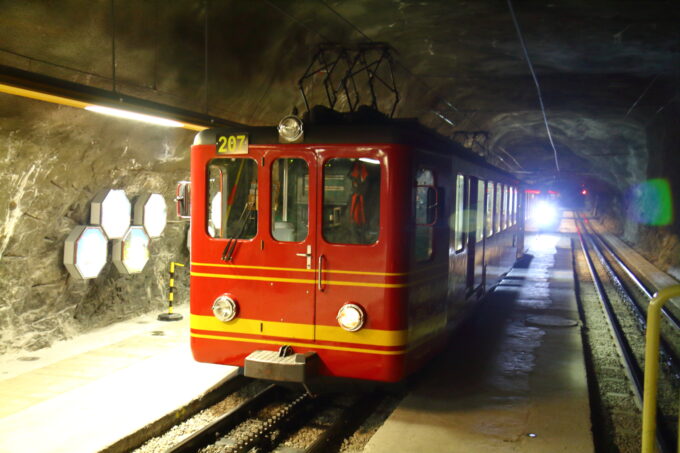 トンネルの中を進むユングフラウ鉄道