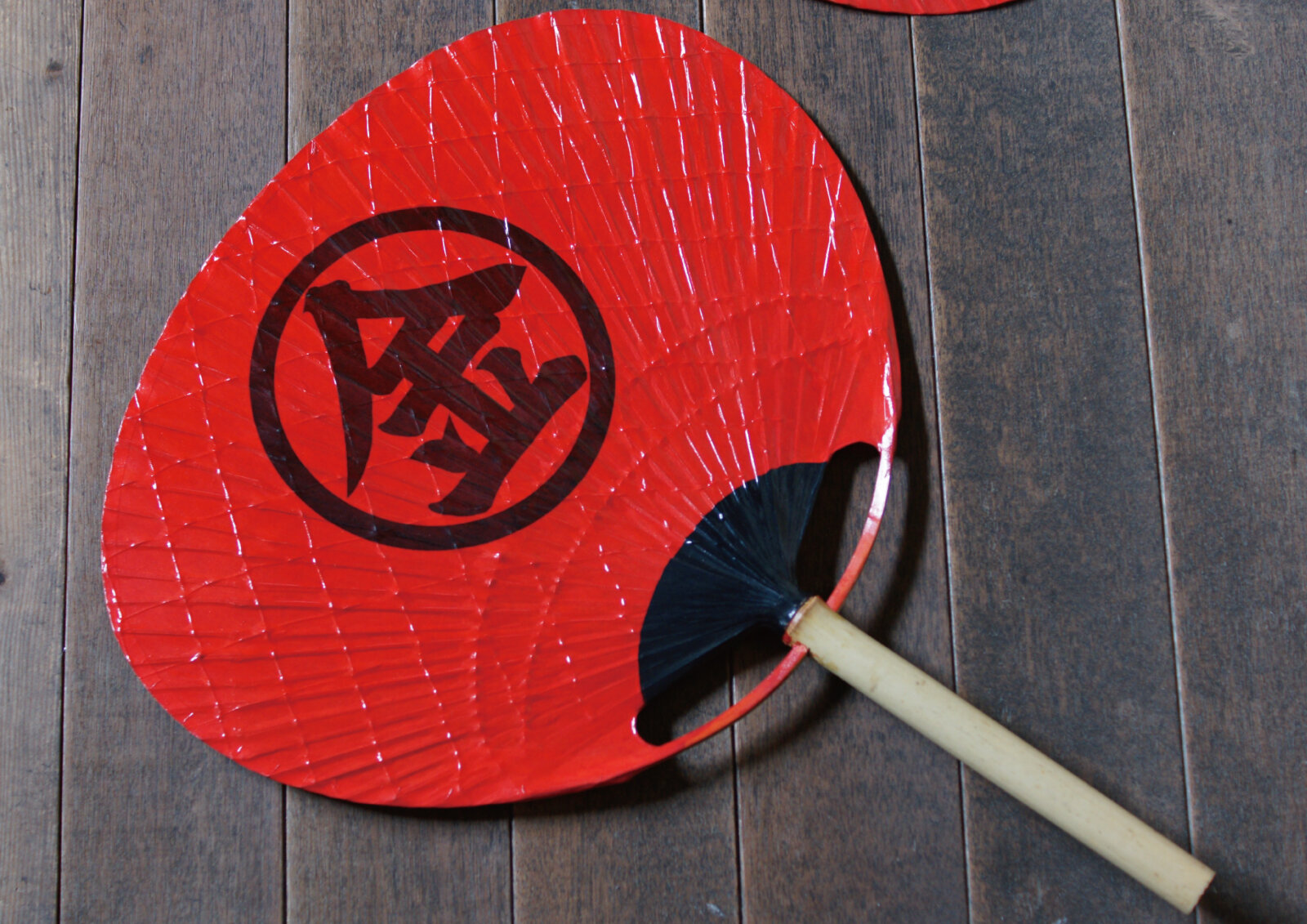 丸金印の渋うちわ
