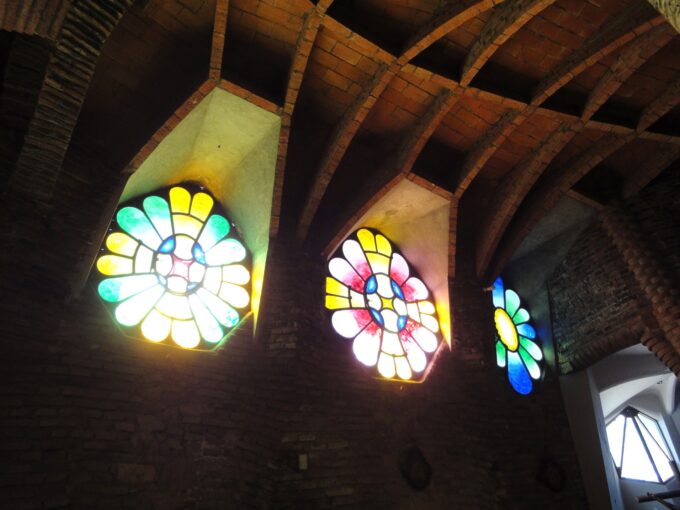 コロニ・アグエル教会のステンドガラス