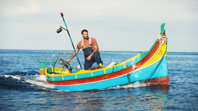 伝統漁船を操縦するルッツ