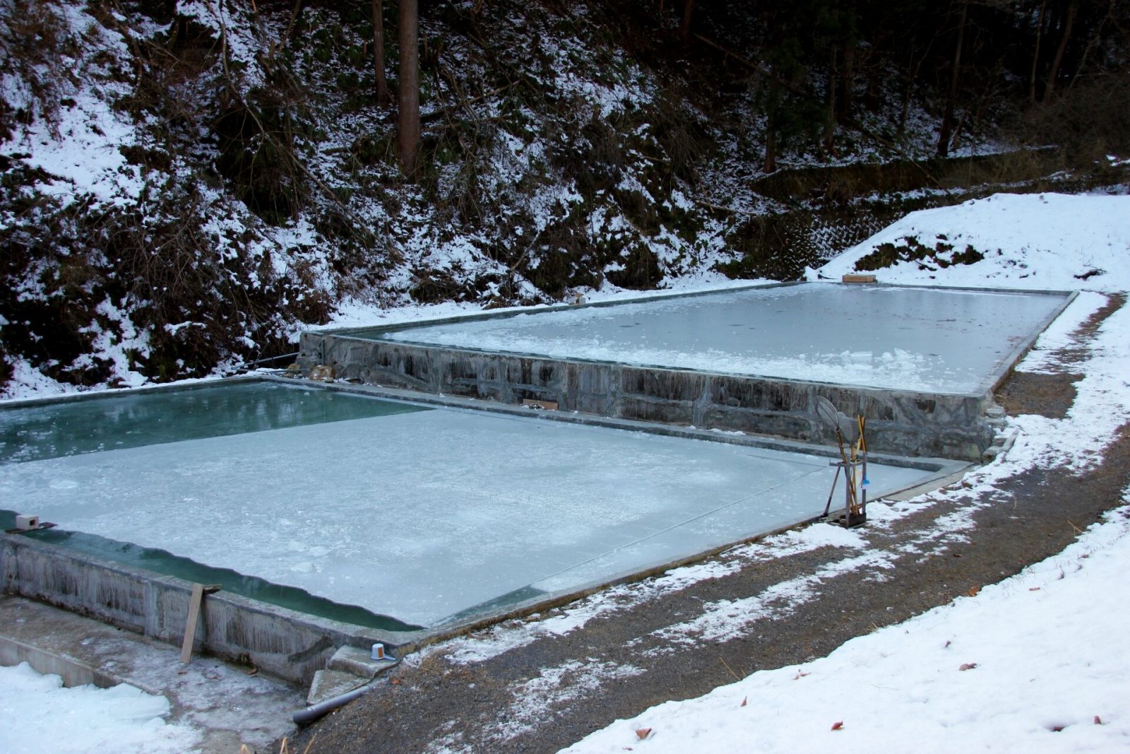 日光の天然氷を作る氷池