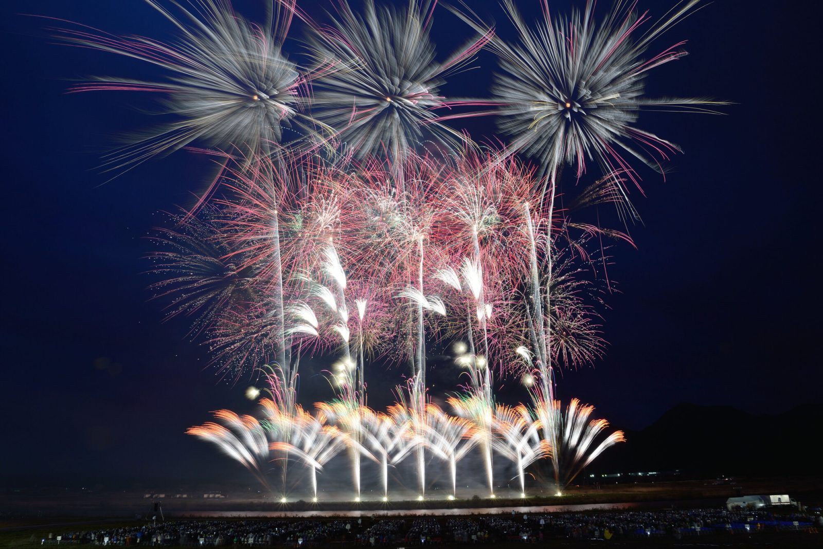 心を打つ、光と音の芸術！東北で観たい感動の花火大会8選