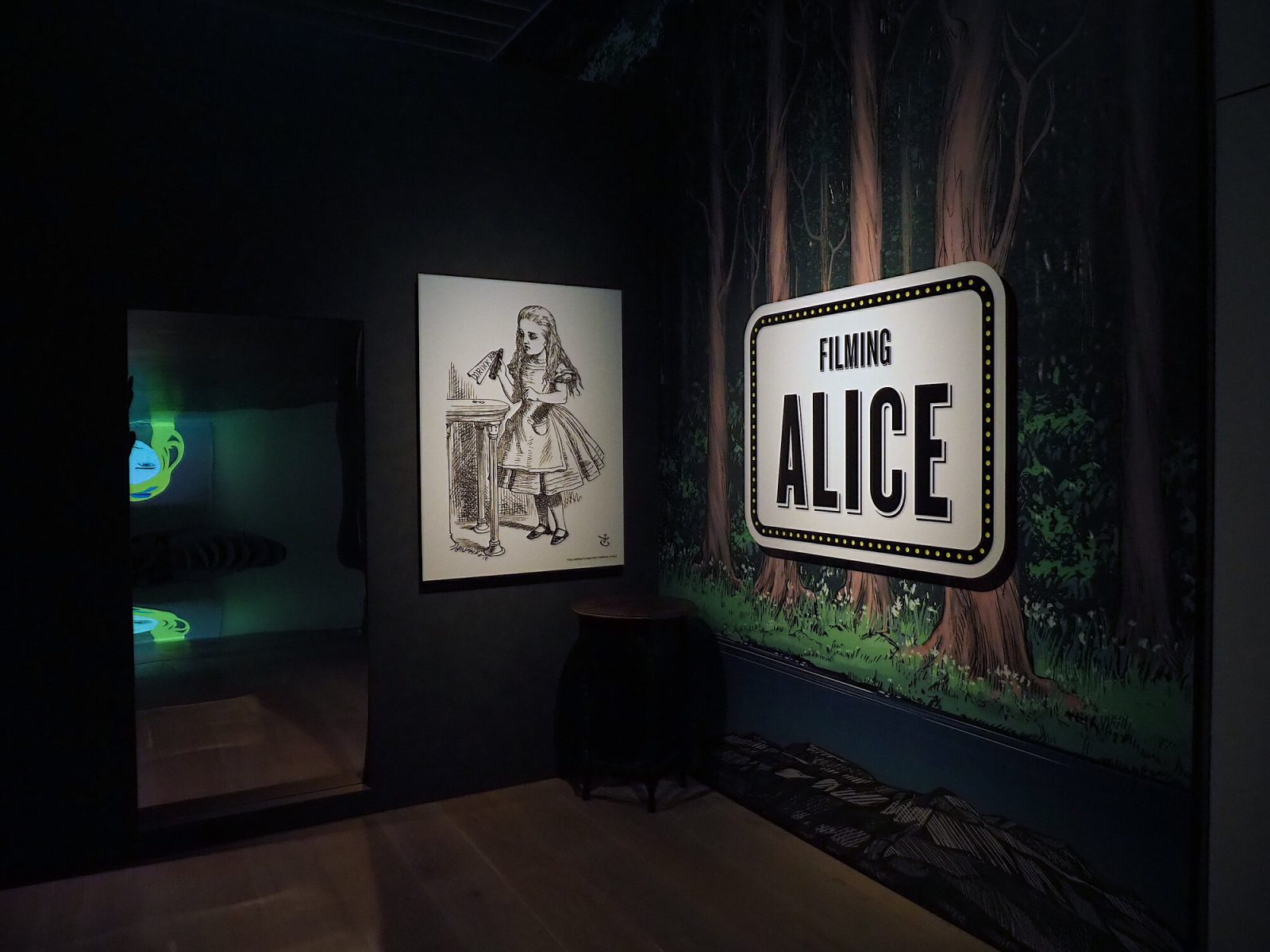 映画になった『不思議の国のアリス』の展示様子