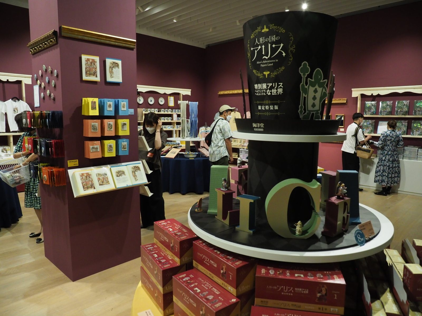 『不思議の国のアリス』グッズショップの店内