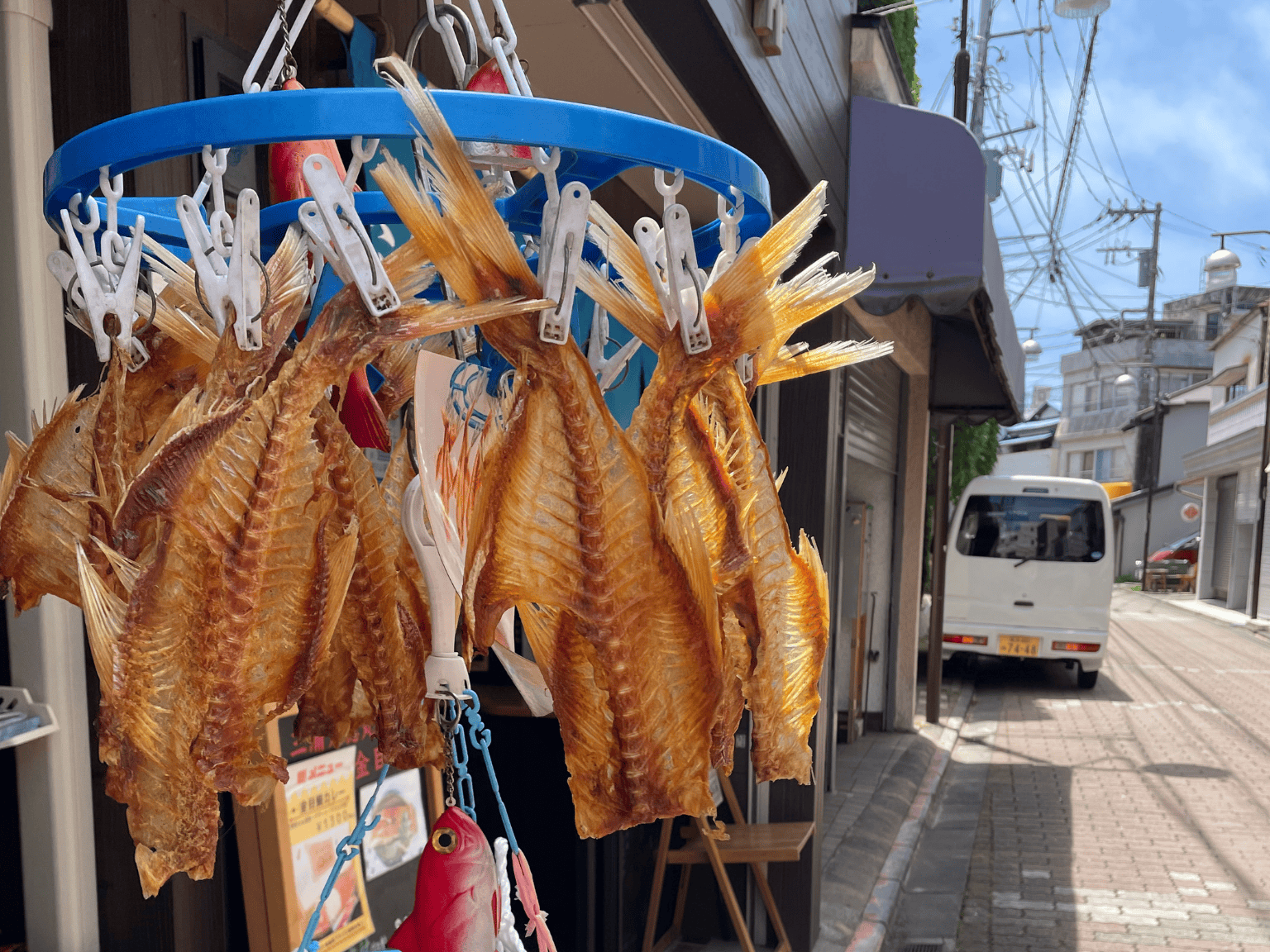 三浦市の金目鯛を天日干ししている様子