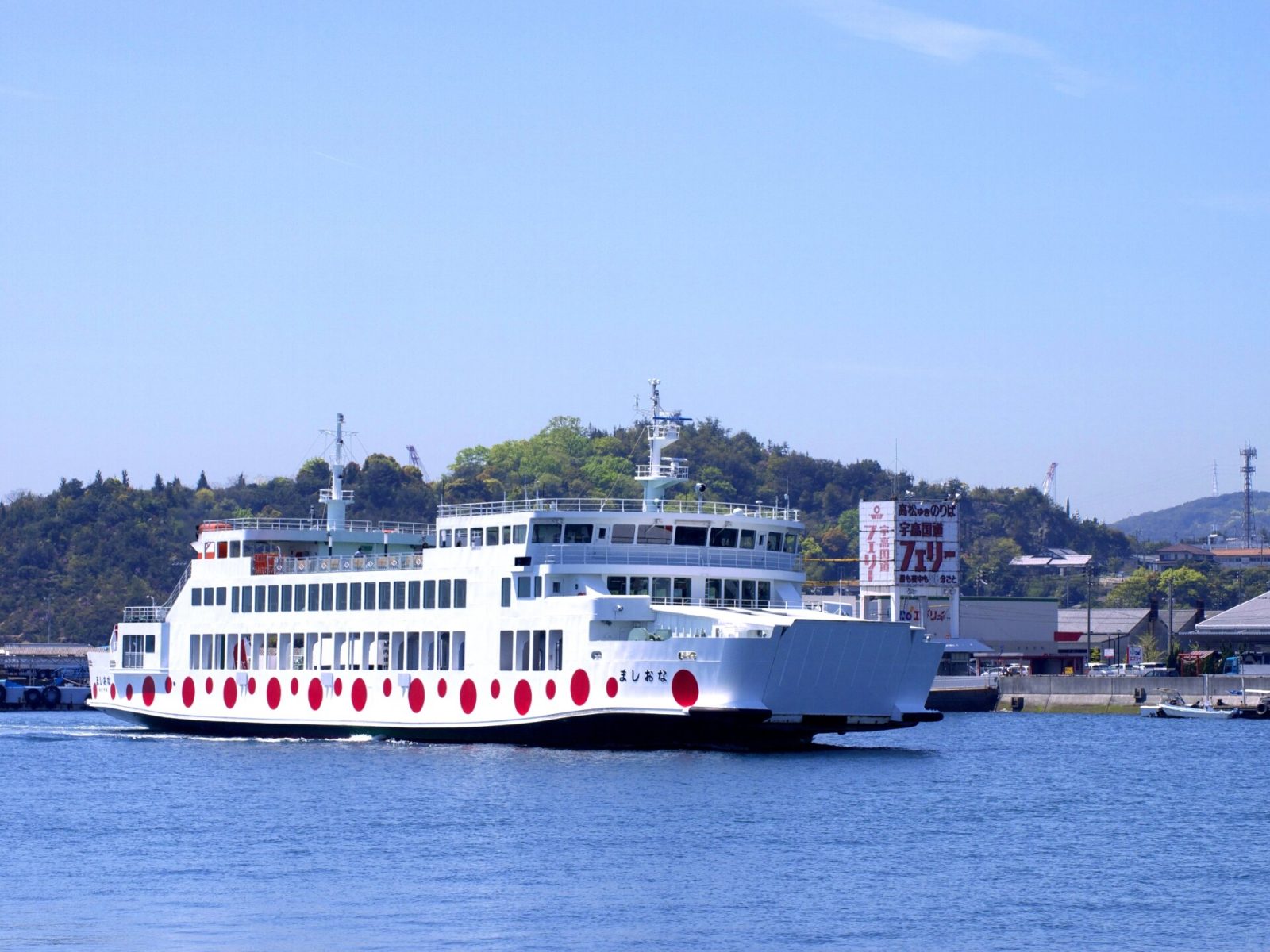 直島から高松へ向かうフェリー