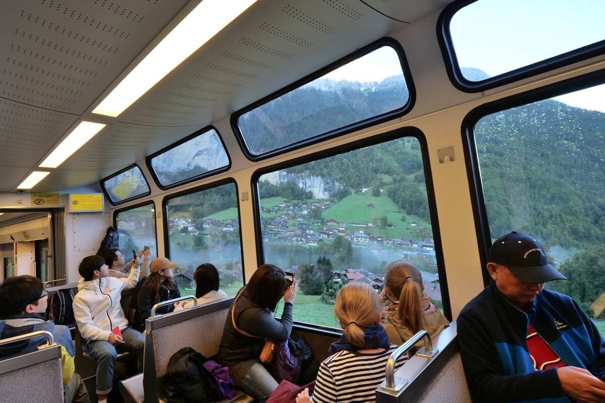 スイスのクライネ・シャイデックに向かう登山電車内