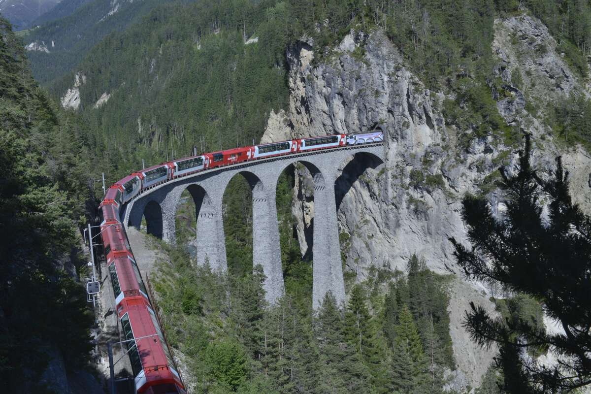 スイスの「ランドヴァッサー橋」を渡るグレッシャー・エクスプレス